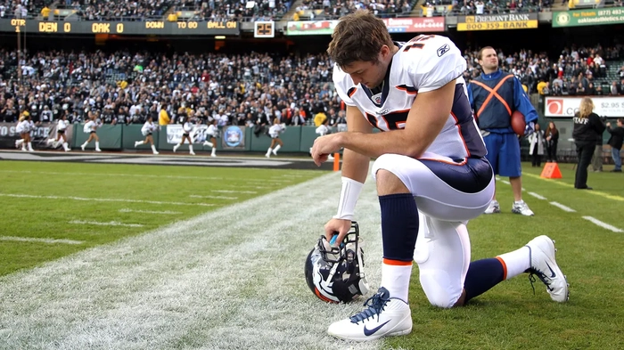 Tim Tebow insta al Congreso a luchar contra el tráfico y el abuso de menores en un emotivo alegato: "La hora más oscura de la necesidad tim tebow rezando en el campo de futbol