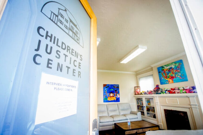 los voluntarios del centro de justicia infantil ayudan a tranquilizar a las jovenes victimas de abusos