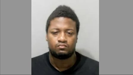 vader in michigan aangeklaagd voor kindermishandeling nadat zoon van 8 zichzelf per ongeluk in het hoofd schoot met zijn pistool