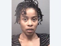 mujer acusada de agresion y maltrato infantil tras saltar presuntamente de un coche en marcha mientras sujetaba a su hijo