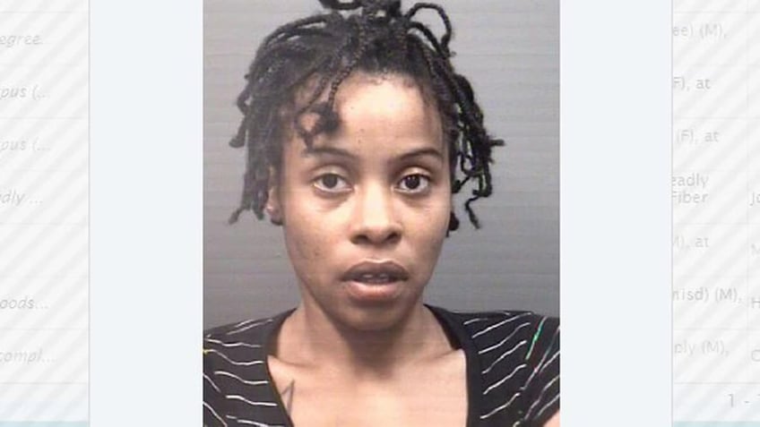 mujer acusada de agresion y maltrato infantil tras saltar presuntamente de un coche en marcha mientras sujetaba a su hijo