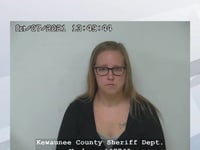 mujer del condado de kewaunee acusada en un caso de abuso de menores