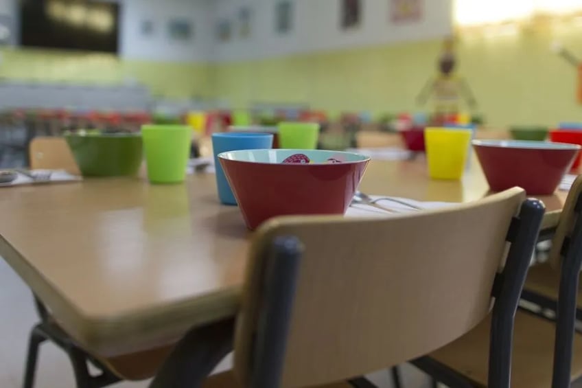 nearly half a million children in spain suffer from malnutrition