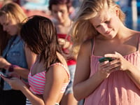 nederlandse regels verbieden binnenkort dat schoolkinderen een telefoon in de klas hebben