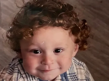 Un niño pequeño al que se había declarado fallecido tras un casi ahogamiento fue hallado con vida en el depósito de cadáveres del hospital horas más tarde, según la policía