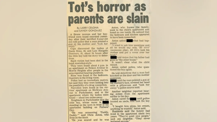 Un recorte de periódico relacionado con la investigación de un caso sin resolver.