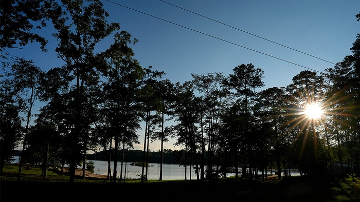 Un niño en acogida habría muerto ahogado en un lago a manos de dos adolescentes en la propiedad de un político local, según las autoridades Una vista panorámica del lago Clark Hills, en Carolina del Sur