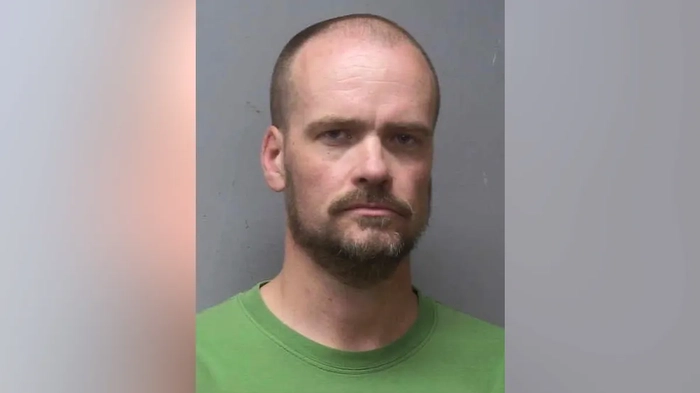 Аренда жилья вблизи Йосемити предположительно использовалась для тайной записи гостей, обнаружено 4 000 незаконных файлов Краткосрочная аренда жилья для отдыха недалеко от Национального парка Йосемити оказалась в центре тревожного калифорнийского расследования, которое, по словам властей, привело к обнаружению более 4 000 файлов с материалами о сексуальном насилии над детьми и аресту 44-летнего мужчины.