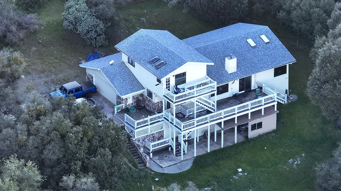 Аренда жилья вблизи Йосемити предположительно использовалась для тайной записи гостей, обнаружено 4 000 незаконных файлов Краткосрочная аренда жилья для отдыха недалеко от Национального парка Йосемити оказалась в центре тревожного калифорнийского расследования, которое, по словам властей, привело к обнаружению более 4 000 файлов с материалами о сексуальном насилии над детьми и аресту 44-летнего мужчины.