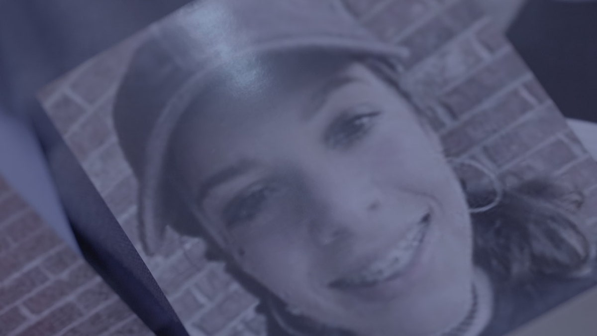 Una foto sonriente de un señuelo con sombrero.