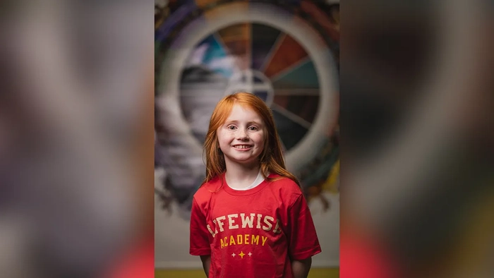 Un estudiante con la camiseta de la Academia LifeWise