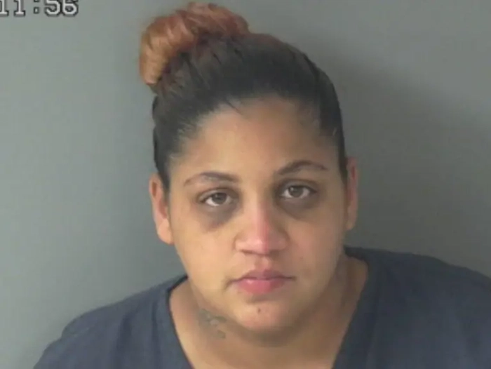 mujer de albertville acusada de abuso infantil agravado estuvo en libertad condicional por negligencia infantil