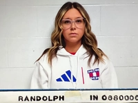 Школьному секретарю из Индианы предъявлено обвинение после того, как муж застал ее с учеником, а в ходе расследования выяснилось, что у нее была связь с другим: полицейские