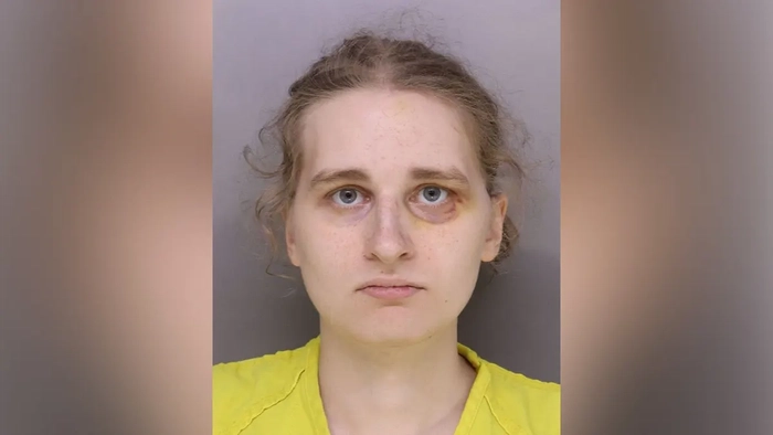 La madre y otros dos progenitores han sido detenidos por el asesinato de un niño después de que los abuelos contrataran a un investigador privado para investigar la «casa de los horrores» Texto alternativo: Fotografía de fichaje de Nessa Keaney, vestida con un uniforme carcelario amarillo sobre un fondo gris.