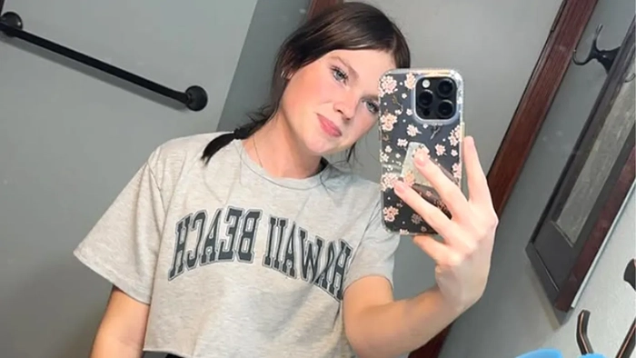 Анна Кепнер улыбается на селфи.