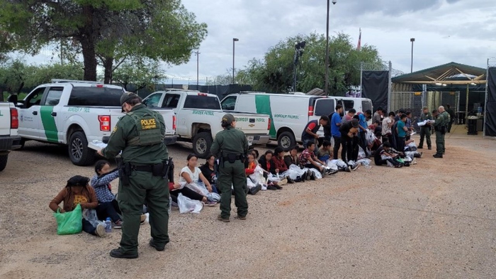 Los agentes de la patrulla fronteriza de Arizona detuvieron a 81 niños migrantes el martes; 71 no estaban acompañados.