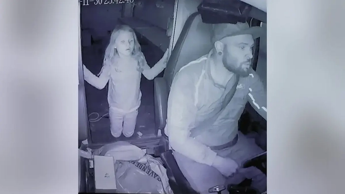 Афина Стрэнд в грузовике FedEx с Таннером Хорнером