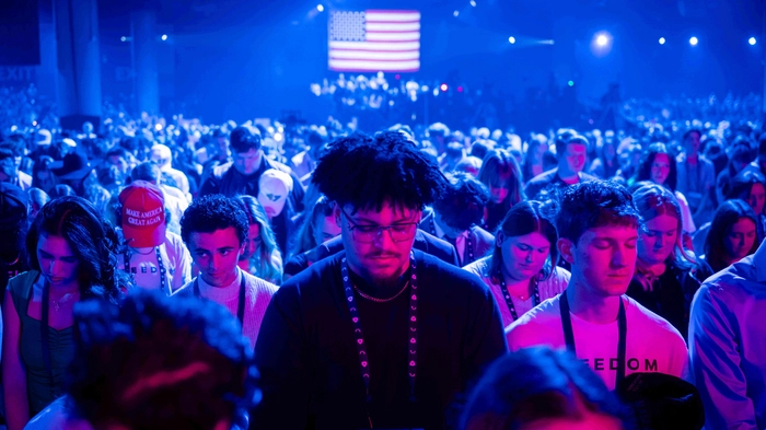 Una mujer de Maryland afirma que el evento del instituto TPUSA suscitó "serias preocupaciones", dice que se avisó a los Servicios de Protección de Menores Los asistentes rezan durante el AmericaFest 2025 de Turning Point USA.