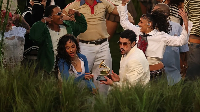 Bad Bunny держит Грэмми во время таймшоу