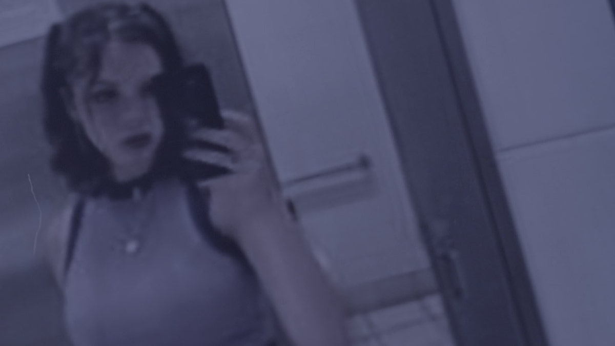 Becca tomándose una selfie en el espejo como señuelo.