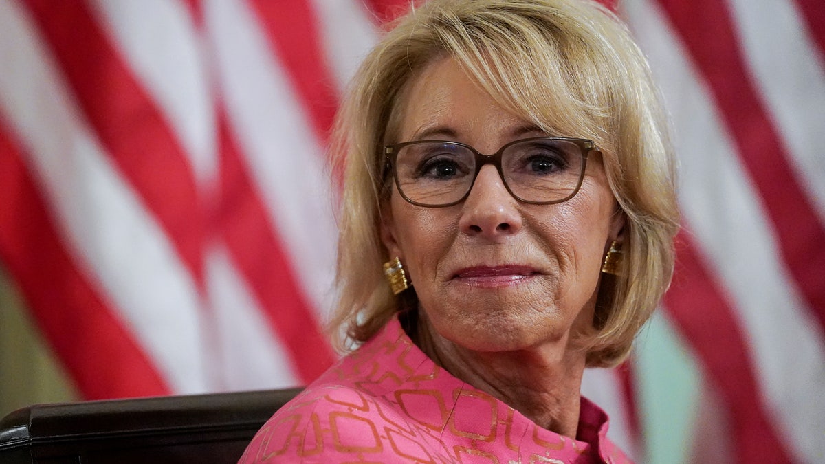 Betsy Devos ex secretaria de educación bajo el departamento de la casa blanca de donald trump