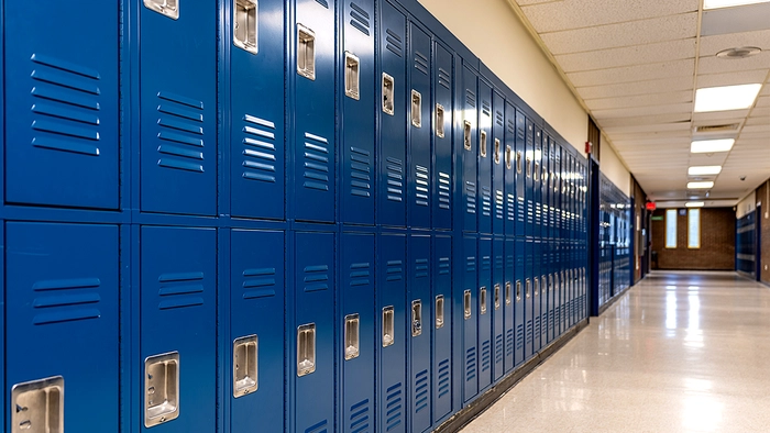 Taquillas azules en el entorno escolar.