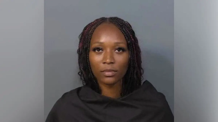 Una pareja de Ohio acusada de irrumpir en un camarote de un crucero y agredir a una familia y a un niño de 9 años Fotografía policial de Brooklyn Hicks, quien fue detenida tras una presunta agresión en el camarote de un crucero