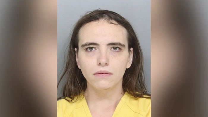 La madre y otros dos progenitores han sido detenidos por el asesinato de un niño después de que los abuelos contrataran a un investigador privado para investigar la «casa de los horrores» Fotografía policial de Kirby Rankin, vestido con un uniforme carcelario amarillo sobre un fondo gris.