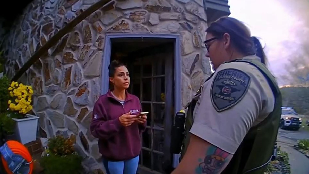 Acusan a una madre de Georgia después de que su hijo caminara solo a menos de un kilómetro de su casa Brittany Patterson y diputado