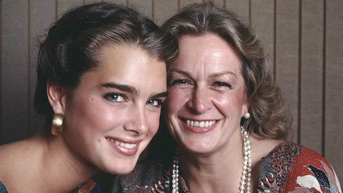 Hayden Panettiere y las estrellas infantiles cuyas relaciones con sus madres-agentes se complicaron Brooke Shields, con un top de colores vivos y unos grandes pendientes de oro, sonríe junto a su madre, Teri Shields, que luce un collar de perlas y unos pendientes, en una fotografía de 1981.