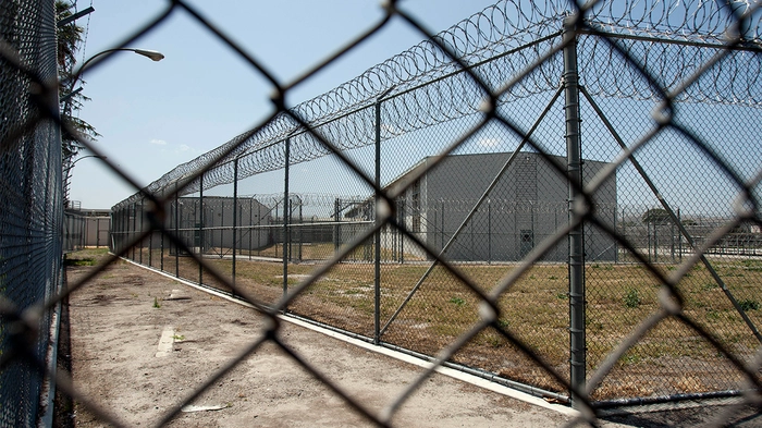 Детский хищник, прозванный "монстром, которого родители боятся больше всего", получил разрешение на освобождение по калифорнийской программе условно-досрочного освобождения Внешний и внутренний вид Калифорнийского мужского института в Чино