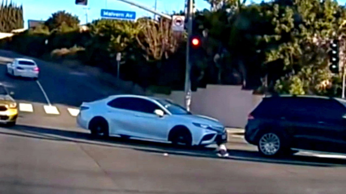 автомобиль останавливается перед столкновением с ребенком и внедорожником