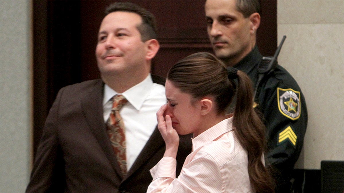 Casey Anthony llora junto a su abogado José Báez (Izq.), después de que fuera absuelta de los cargos de asesinato en primer grado de su hija Caylee en el Juzgado del Condado de Orange, Orlando, Florida, el 5 de julio de 2011. REUTERS / Red Huber / Pool (ESTADOS UNIDOS - Etiquetas: LEY CRIMINAL) - GM1E7760CJW01