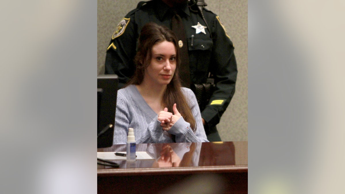 Casey Anthony se sienta en la sala del tribunal antes de una audiencia de sentencia en Orlando, Florida. el jueves 7 de julio de 2011. Anthony fue absuelta de matar a su hija, Caylee, pero enfrenta cuatro cargos de mentir a los oficiales de policía. (Foto AP / Joe Burbank, Piscina)