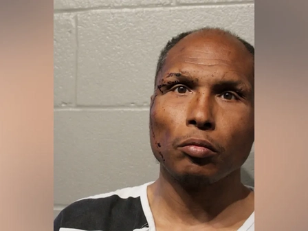 Карьерный преступник обвиняется в том, что проник в дом и забрался в кровать к ребенку, когда семья спала