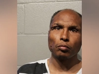 Карьерный преступник обвиняется в том, что проник в дом и забрался в кровать к ребенку, когда семья спала