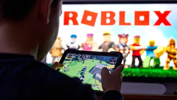 Roblox presenta herramientas de inteligencia artificial para la seguridad infantil que los padres deberían conocer Un niño juega a Roblox en una tableta.
