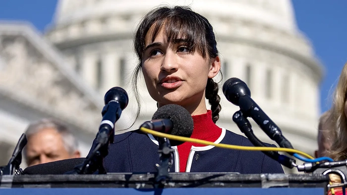 Chloe Cole habla ante la mirada de la diputada Marjorie Taylor Greene.