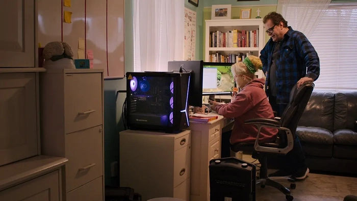 Кристин Мари и Толга Катас стоят в сцене из фильма "Верь мне: Ложный пророк", 1 сезон