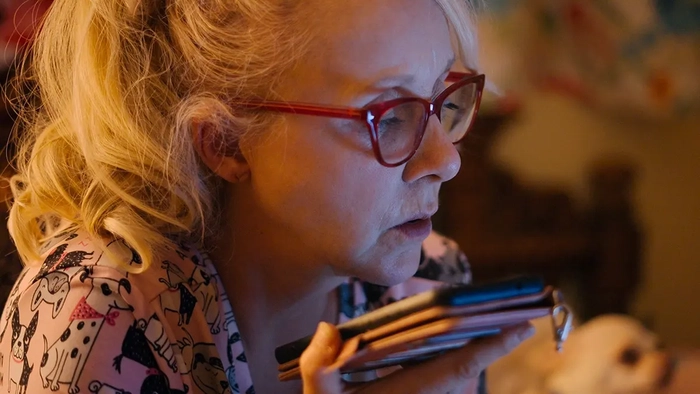 Кристин Мари стоит в сцене из фильма "Поверь мне, лжепророк", 1 сезон