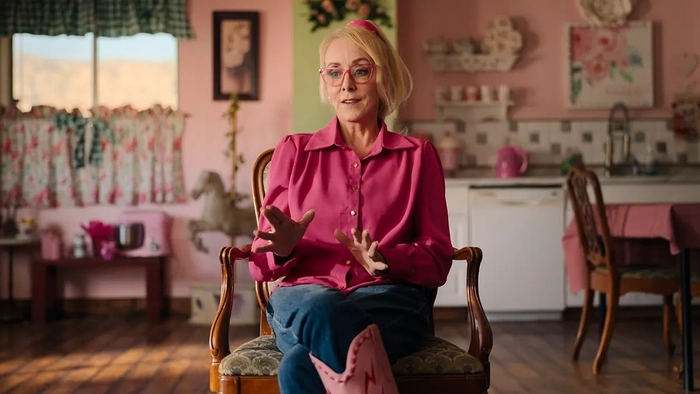 Кристин Мари стоит в сцене из фильма "Верь мне: Ложный пророк", 1 сезон