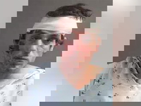 Маньяк из Флориды напал с ножом на ребенка на остановке школьного автобуса через несколько дней после освобождения из тюрьмы, сообщает полиция