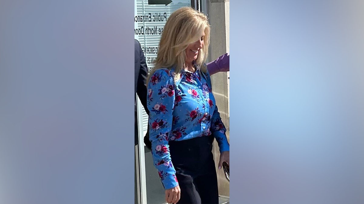 Fundador de megaiglesia de Texas pasará 6 meses en la cárcel por abusar sexualmente de una niña Cindy Clemishire abandona un juzgado de Oklahoma