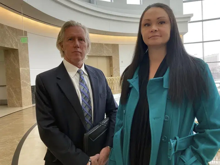 un tribunal de colorado estudia la impugnacion de una demanda por abusos sexuales