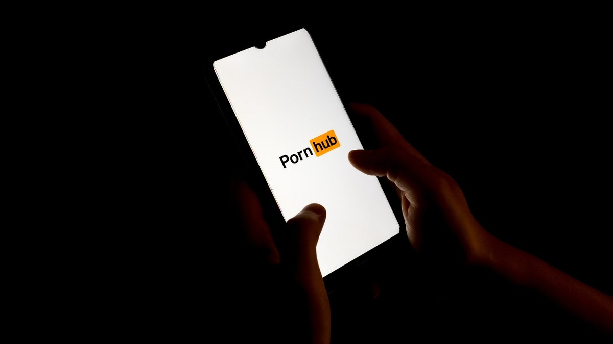 El logotipo de PornHub en un teléfono inteligente