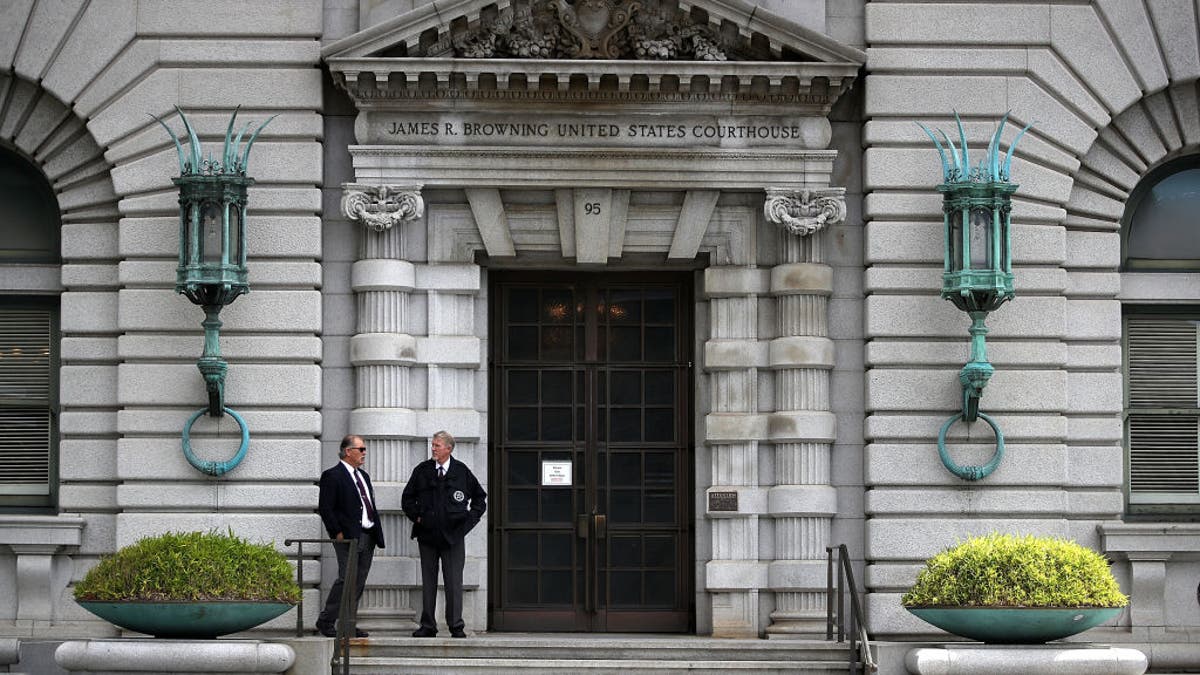 seguridad fuera de la puerta del juzgado federal