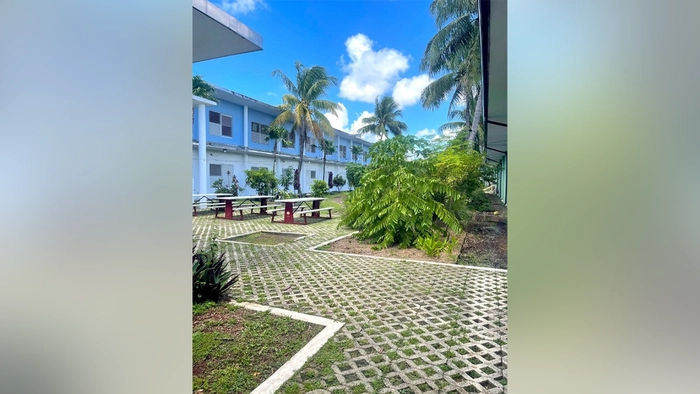 Un profesor y una profesora que en su día mantuvieron una relación sentimental y tienen un hijo en común han sido detenidos después de que una discusión en el aula degenerara en violencia, según la policía. Patio de la escuela The SEED School of Miami, en el norte de Miami-Dade