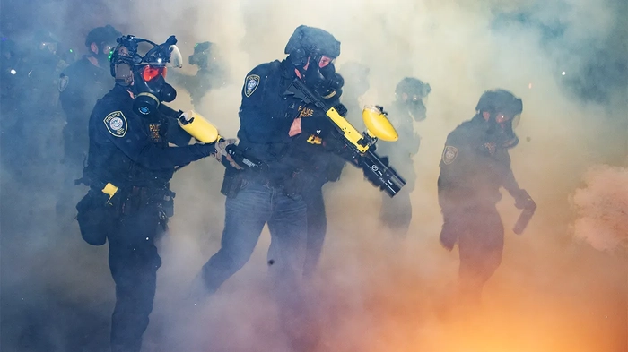 Политика убежищ позволяла предполагаемому детскому хищнику свободно разгуливать, пока Министерство здравоохранения не произвело арест в аэропорту Портленда, штат Орегон Когда большая группа демонстрантов приближается к охраняемому федеральному объекту в Портленде, в ход идет оружие для борьбы с толпой.