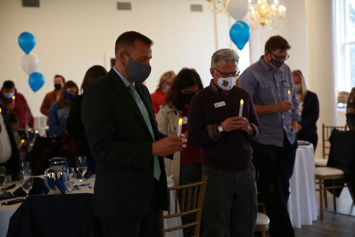 la vigilia de crown point recuerda a las victimas de los abusos infantiles difunde la ayuda a las familias