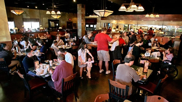 ¿Harto de niños gritones en la cena? Más estadounidenses apoyan las cenas sólo para adultos Clientes cenando en el interior del restaurante Stonefire Grill en West Hills, California